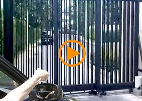 Chi tiết cổng trượt xếp lớp ba cánh gắn motor mở tự động