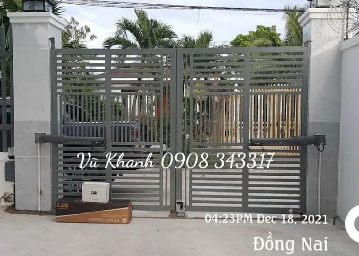 Cổng sắt cánh tay đòn tự động Vũ Khánh