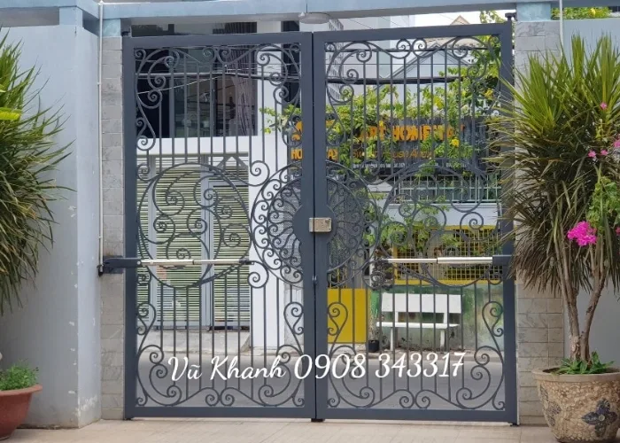 Cửa cổng bằng sắt mạ kẽm cho biệt thự Vũ Khánh
