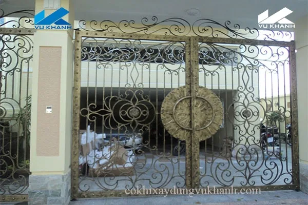 Cửa Cổng Sắt Mỹ Thuật Vũ Khanh Màu Đồng Hoa Văn